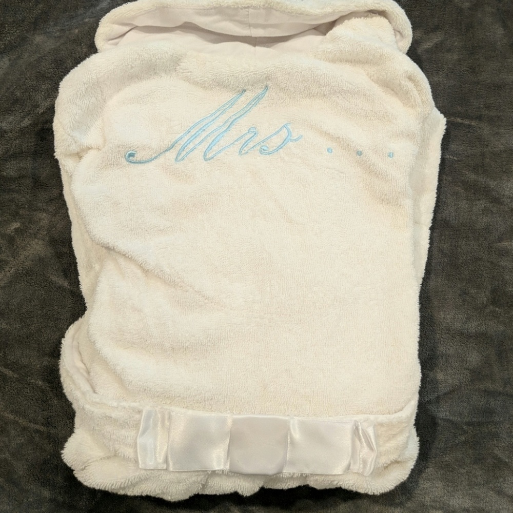 ⚡CLEAROUT⚡Betsey Johnson bridal 'Mrs.' terry robe